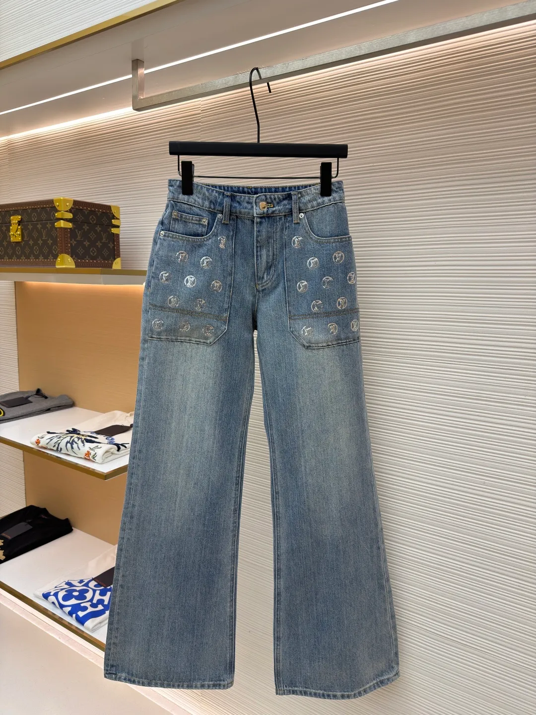 LOUIS VUITTON Pocket letter sequin jacquard high-waist bootcut jeans [Women's clothing] ●Original version: purchased and developed by 16979 ●Item number: 1682407-B40 ●Fabric: denim fabric ●Technology: jacquard production ●Color: blue ●Version: fitted version ●Weight: about 735 grams ●Size: 34-36-38-40 ●Description: These Louis Vuitton wide-leg jeans are made of 12-ounce heavy-weight denim, which has been treated with a combination of stone washing and enzyme washing to create a natural aged whitening effect while retaining the crisp texture of the fabric. The front pocket area of the trousers is hand-inlaid with rhinestones, which are arranged around the LV classic logo. Fixed-point marks are made before inlaying, and then fixed with metal claw nails, which are firm and will not fall off and have a strong luster. The waistband of the trousers uses a classic I-shaped buckle and brass zipper combination. The I-shaped buckle is engraved with the brand logo and has been electroplated and anti-oxidation treated. The side seams and inner flaps are made of double-needle sewing technology. High-density stitching of 10 needles per centimeter ensures durability. The trouser legs are overlocked. The belt loops at the waist are reinforced and sewn with double-layer denim, and the back pocket adopts the brand's classic curved stitching design. The overall craftsmanship combines a retro wash effect with exquisite decoration, which not only meets the style requirements of wide-leg pants, but also highlights the brand's craftsmanship. The overall wiring is straight and delicate, the fabric is comfortable and soft, and the color is consistent without color difference. It can be matched with the same style to create a fashionable look and control various occasions. Customized accessories, complete with three standards, same style for men and women!
